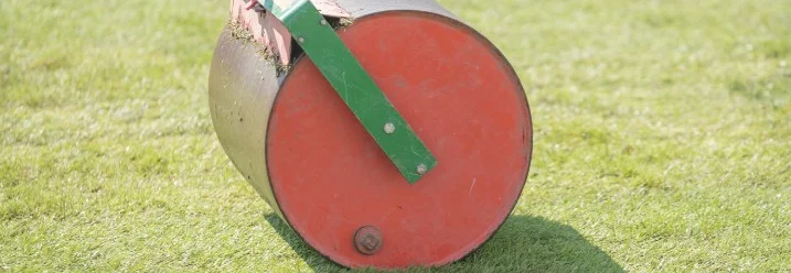 Rasenwalze auf grünem Rasen